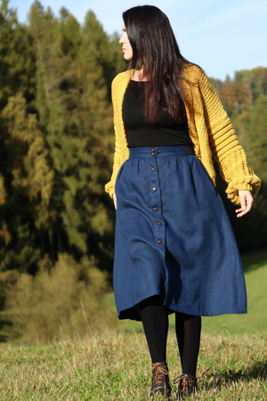 Autorská propínací sukně Lotika české výroby ze 100% lnu vypěstovaného v EU jednobarevná áčkový střih délka